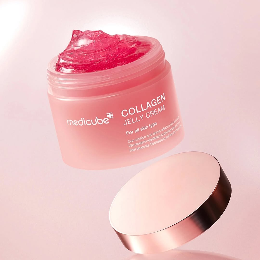 Medicube Collagen Niacinamide Jelly Cream absorbing instantly with a lightweight gel texture.